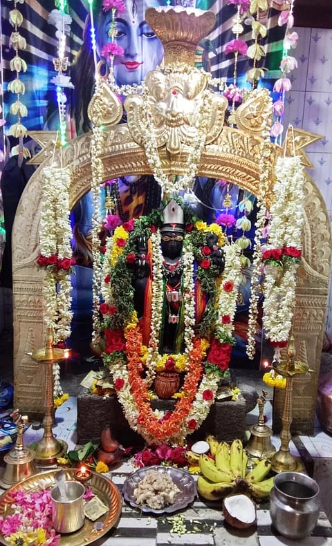 ಶಿರಗೋಡು ಗ್ರಾಮದಲ್ಲಿರುವ ಶ್ರೀ ಶನೈಶ್ಚರ ಸ್ವಾಮಿ ದೇಗುಲದ ಹೊರನೋಟ.
