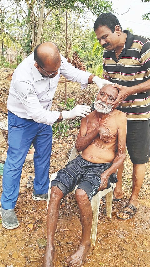  ಸಾದ್ಗೋನಹಳ್ಳಿ ಬಳಿಯಿರುವ ಮಾತೃಭೂಮಿ ಉಚಿತ ವೃದ್ಧಾಶ್ರಮದಲ್ಲಿ ಪಾಂಡವಪುರ ಉಪ ವಿಭಾಗಾಧಿಕಾರಿ ಕೆ.ಆರ್.ಶ್ರೀನಿವಾಸ್ ವೃದ್ಧರೊಬ್ಬರಿಗೆ ಶೇವಿಂಗ್ ಮಾಡುತ್ತಿರುವುದು.