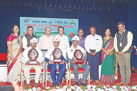  ಶಾರದಾ ವಿಲಾಸ ಶತಮಾನೋತ್ಸವ ಭವನದಲ್ಲಿ ಆಯೋಜಿಸಿದ್ದ ಕಾರ್ಯಕ್ರಮದಲ್ಲಿ  ಇ.ಎಸ್.ಇಂದ್ರೇಶ್, ಟಿ.ಜಿ.ಶಿವಶಂಕರೇಗೌಡ ಎಚ್.ಎನ್.ವೆಂಕಟೇಶ್ ಅವರನ್ನು ಸನ್ಮಾನಿಸಲಾಯಿತು. ಎಸ್.ಎಲ್.ರಾಮಚಂದ್ರ, ಆರ್.ದಿನೇಶ್, ಮಹೇಶ್, ಡಾ.ದೇವಿಕಾ ಇನ್ನಿತರರಿದ್ದರು.