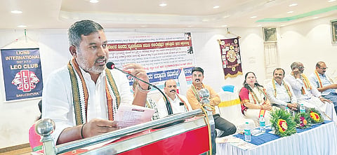 ತೇರಾಪಂಥ್ ಭವನದಲ್ಲಿ ಶಾಸಕ ಸಿಮೆಂಟ್ ಮಂಜು ಶನಿವಾರ ಆಯೋಜಿಸಿದ್ದ 2054ನೇ ಮದ್ಯ ವರ್ಜನ ಶಿಬಿರದ ಸಮಾರೋಪ ಸಮಾರಂಭದಲ್ಲಿ ಮಾತನಾಡಿದರು.