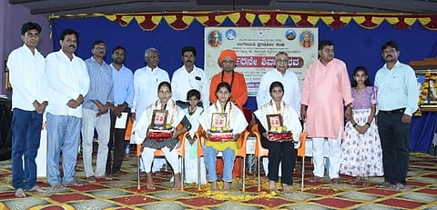   ನಗರದ ತೋಂಟದಾರ್ಯ ಮಠದಲ್ಲಿ ಏರ್ಪಡಿಸಿದ್ದ ಶಿವಾನುಭ ಕಾರ್ಯಕ್ರಮದಲ್ಲಿ ಬಾಂಜಾರ ಸಮುದಾಯದ ವಿದ್ಯಾರ್ಥಿಗಳನ್ನು ಸನ್ಮಾನಿಸಲಾಯಿತು. ತೋಂಟದಾರ್ಯ ಮಠದ ಶ್ರೀಗಳು, ಎಂ. ಶರ್. ಚವ್ಹಾಣ, ಡಾ. ಕೆ. ಬಿ. ಪವಾರ, ರವಿಕಾಂತ ಅಂಗಡಿ,  ಶ್ರೀಕಾಂತ್ ಜಾಧವ, ಡಾ. ಉಮೇಶ ಪುರದ, ಡಾ. ಬಿ. ಎಸ್. ರಾಠೋಡ ಹಲವರು ಇದ್ದರು