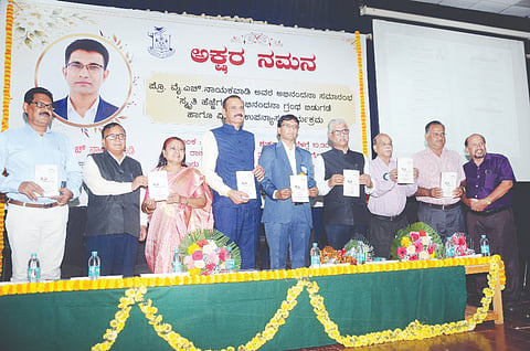  ನಗರದಲ್ಲಿ ಆಯೋಜಿಸಿದ್ದ  ಪ್ರೊ.ವೈ.ಎಚ್.ನಾಯಕವಾಡಿ ಅವರ ಅಭಿನಂದನಾ ಕಾರ್ಯಕ್ರಮದಲ್ಲಿ ‘ಸ್ಮೃತಿ ಹೆಜ್ಜೆಗಳು’ ಅಭಿನಂದನಾ ಗ್ರಂಥವನ್ನು ಬಿಡುಗಡೆಗೊಳಿಸಲಾಯಿತು.ಪ್ರೊ.ಎಂ.ಆರ್.ಗಂಗಾಧರ್,ಪ್ರೊ.ಎನ್.ಕೆ.ಲೋಕನಾಥ್, ಪ್ರೊ.ಉಷಾ ದೇವಿ,   ಪ್ರೊ.ಎ.ಸತ್ಯನಾರಾಯಣ, ಪ್ರೊ.ಕೆ.ಸದಾಶಿವ ಇನ್ನಿತರರಿದ್ದರು. 
