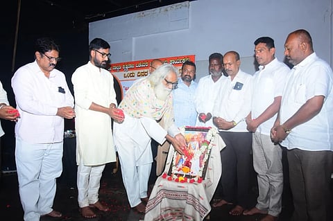 ರಂಗಾಯಣದ ಶ್ರೀರಂಗಮಂದಿರದಲ್ಲಿ ಭಾನುವಾರ ಆಯೋಜಿಸಿದ್ದ ಕಾರ್ಯಕ್ರಮದಲ್ಲಿ ಗಣ್ಯರು ನಾಲ್ವಡಿ ಕೃಷ್ಣರಾಜ ಒಡೆಯರ್ ಭಾವಚಿತ್ರಕ್ಕೆ ಪುಷ್ಪ ನಮನ ಸಲ್ಲಿಸಿದರು. ಪ್ರೊ.ಪಿ.ವಿ. ನಂಜರಾಜ ಅರಸು, ಸ್ಟ್ಯಾನ್ಲಿ, ಶಿವಪ್ರಸಾದ್, ಸೋಸಲೆ ಸಿದ್ದರಾಜು, ಜಮೀರ್ ಅಹಮದ್, ದ್ಯಾವಪ್ಪನಾಯಕ ಇತರರಿದ್ದರು.
