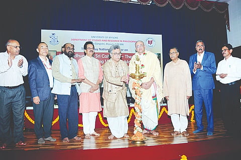 ಮಾನಸಗಂಗೋತ್ರಿಯ ವಿಜ್ಞಾನ ಭವನದಲ್ಲಿ ಆಯೋಜಿಸಿದ್ದ ರಾಷ್ಟ್ರೀಯ ವಿಚಾರ ಸಂಕಿರಣಕ್ಕೆ ಪ್ರೊ.ನಿರ್ಮಲ್ಯ ನಾರಾಯಣ ಚಕ್ರವರ್ತಿ ಚಾಲನೆ ನೀಡಿದರು. ಪ್ರೊ. ವೀರನಾರಾಯಣ ಪಾಂಡುರಂಗಿ,ಪ್ರೊ.ದಿಲೀಪ್ ಕುಮಾರ್ ಮೊಹಾಂತ, ಗಿರೀಶ್ ಕುಮಾರ್, ರಘುನಾಥ ಘೋಷ್, ಪ್ರೊ.ಎಂ.ಡ್ಯಾನಿಯಲ್, ಪ್ರೊ. ಎಸ್.ವೆಂಕಟೇಶ್, ಪ್ರೊ. ವಿ.ಎನ್.ಶೇಷಗಿರಿ ರಾವ್ ಇದ್ದರು.