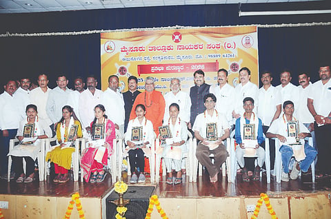  ರಾಣಿಬಹದ್ದೂರು ಸಭಾಂಗಣದಲ್ಲಿ ಎಸ್ಸೆಸ್ಸೆಲ್ಸಿ, ಪಿಯುಸಿಯಲ್ಲಿ ಅಧಿಕ ಅಂಕ ಪಡೆದ ವಿದ್ಯಾರ್ಥಿಗಳಿಗೆ ಪ್ರತಿಭಾ ಪುರಸ್ಕಾರ ನೀಡಲಾಯಿತು. ಶ್ರೀ ವಾಲ್ಮೀಕಿ ಪ್ರಸನ್ನಾನಂದ ಸ್ವಾಮೀಜಿ, ಜಿ.ಕುಮಾರ್ ನಾಯಕ್, ಜಿ.ಟಿ.ದೇವೇಗೌಡ, ಡಾ.ಹೊಸಕೋಟೆ ಮಂಜುನಾಥ್, ಎಂ.ಅಪ್ಪಣ್ಣ, ಎಂ.ರಾಮಚಂದ್ರ, ಶಿವಕುಮಾರ್ ಇತರರಿದ್ದರು.