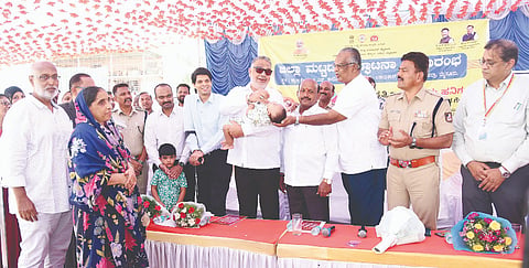 ಮೈಸೂರು ಜಿಲ್ಲಾಡಳಿತದಿಂದ ಆಯೋಜಿಸಲಾಗಿದ್ದ ಕಾರ್ಯಕ್ರಮದಲ್ಲಿ ತನ್ವೀರ್ ಸೇಠ್ ಮಗುವಿಗೆ ಪೋಲಿಯೋ ಹನಿ ಹಾಕಿದರು. ಸಿ.ಎನ್.ಮಂಜೇಗೌಡ, ಜಿ.ಲಕ್ಷ್ಮೀಕಾಂತ ರೆಡ್ಡಿ, ಎಸ್.ಉಕೇಶ್‌ಕುಮಾರ್, ಮಲ್ಲಿಕಾರ್ಜುನ ಬಾಲದಂಡಿ, ಡಾ.ಕುಮಾರಸ್ವಾಮಿ, ಅರೀಫ್ ಹುಸೇನ್, ಸುಂದರ್ ರಾಜ್ ಇತರರು ಇದ್ದರು.