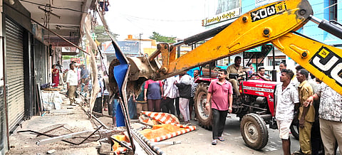 ಫುಟ್​ಪಾತ್ ತೆರವು ಕಾರ್ಯಾಚರಣೆ