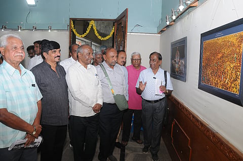 ನಗರದ ಕಲಾಮಂದಿರದ ಸುಚಿತ್ರ ಕಲಾ ಗ್ಯಾಲರಿಯಲ್ಲಿ ಬೆಂಗಳೂರಿನ ಫೋಟೋಗ್ರಾಫಿಕ್ ಕ್ಲಬ್‌ನಿಂದ ಆಯೋಜಿಸಿರುವ ಛಾಯಾಚಿತ್ರ ಪ್ರದರ್ಶನವನ್ನು ಗಣ್ಯರು ವೀಕ್ಷಿಸಿದರು. ಪ್ರೊ.ಹಿ.ಚಿ.ಬೋರಲಿಂಗಯ್ಯ, ಪ್ರೊ.ಕಾಳೇಗೌಡ ನಾಗವಾರ, ಡಾ.ಸಿರಿಗಂಧ ಶ್ರೀನಿವಾಸಮೂರ್ತಿ, ಡಾ.ಎಸ್.ತಿಪ್ಪೇಸ್ವಾಮಿ, ಜಿನೇಶ್ ಪ್ರಸಾದ್, ಟಿ.ಕೆಂಪಣ್ಣ ಇದ್ದರು.