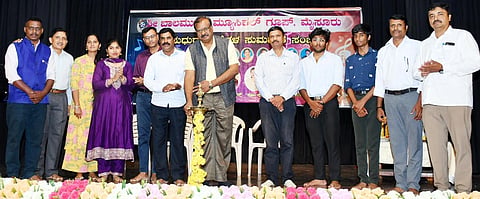 ಮೈಸೂರಿನ ನಾದಬ್ರಹ್ಮ ಸಂಗೀತಸಭಾದಲ್ಲಿ ಶ್ರೀ ಬಾಲಮುರಳಿ ಮ್ಯೂಸಿಕಲ್‌  ಗ್ರೂಪ್‌ ಭಾನುವಾರ ಏರ್ಪಡಿಸಿದ್ದ ಮದುರಗೀತೆಗಳ ಸುಮಧುರ ಸಂಜೆ ಕಾರ್ಯಕ್ರಮವನ್ನು ಕರ್ನಾಟಕ ಸುಗಮ ಸಂಗೀತ ಪರಿಷತ್‌  ಜಿಲ್ಲಾಧ್ಯಕ್ಷ ನಾಗರಾಜ ವಿ. ಬೈರಿ ಉದ್ಘಾಟಿಸಿದರು.