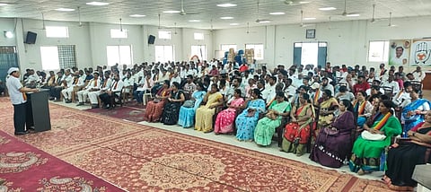  ಜಿಲ್ಲಾ ಕಾಂಗ್ರೆಸ್ ಸಮಿತಿಯ ಸಹಕಾರ ವಿಭಾಗದ ವಾರ್ಷಿಕ ಮಹಾಸಭೆಯಲ್ಲಿ ಮಾಜಿ ಸಚಿವ ಕಿಮ್ಮನೆ ರತ್ನಾಕರ್ ಮಾತನಾಡಿದರು. ಸಿದ್ದಯ್ಯ, ಸಂತೋಷ್ ಮೂಳೆಯುರು, ತಾರಾ ಕುಮಾರ್,  ಹೆಡತಲೆ ಮಂಜುನಾಥ್ ಇನ್ನಿತರರಿದ್ದರು.