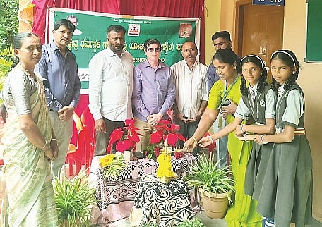 ಹನಗೋಡಿನ ಲಕ್ಷ್ಮಣತೀರ್ಥ ವಿದ್ಯಾಸಂಸ್ಥೆಯಲ್ಲಿ ಆಯೋಜಿಸಿದ್ದ ಕಾರ್ಯಕ್ರಮವನ್ನು ಗಣ್ಯರು ಉದ್ಘಾಟಿಸಿದರು.