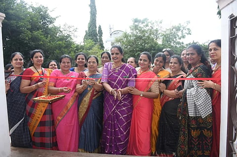 ಕುವೆಂಪುನಗರದ ಲೇಖನ ಪಾರ್ಟಿ ಹಾಲ್‌ನಲ್ಲಿ ಗುರುವಾರ ಮಹಿಳಾ ಉದ್ಯಮಿಗಳಿಗಾಗಿ ಆಯೋಜಿಸಿದ್ದ ನೇಗಿಲ ಸಂತೆಯನ್ನು ಗಣ್ಯರು ಉದ್ಘಾಟಿಸಿದರು. ಸ.ನ.ಗಾಯತ್ರಿ, ಪ್ರೇಮಾ ಶಂಕರೇಗೌಡ, ಲಕ್ಷ್ಮೀ, ಎಸ್.ಎಂ.ಸುವರ್ಣಾ, ಕೆ.ಕೆ.ಅನಿತಾ, ಅನಿತಾ ಹೇಮಂತ್, ಬಿ.ಪಿ.ಉಷಾರಾಣಿ ಇತರರಿದ್ದರು.