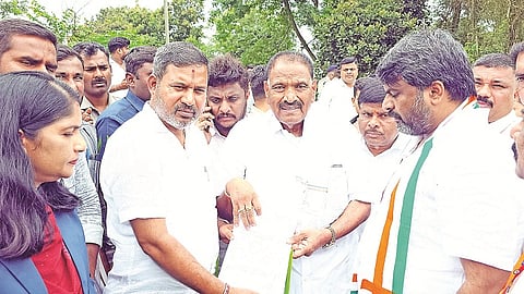 ಕದಾಳು ಗ್ರಾಮದಲ್ಲಿ ಗುರುವಾರ ಶಾಸಕ ಸಿಮೆಂಟ್ ಮಂಜು ಸಚಿವ  ಕೆ.ಎನ್.ಶಿವಲಿಂಗೇಗೌಡ ಅವರಿಗೆ ಮನವಿ ಸಲ್ಲಿಸಿದರು. ಲತಾಕುಮಾರಿ, ಶ್ರೇಯಸ್ ಪಟೇಲ್, ಮುರಳಿ ಮೋಹನ್, ಪೃಥ್ವಿ ಜಯರಾಮ್ ಇತರರಿದ್ದರು.