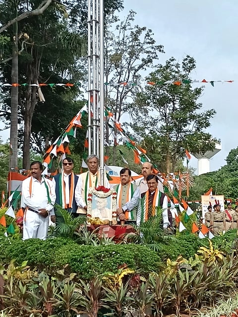 ಜೆಎಸ್‌ಎಸ್ ಉನ್ನತ ಶಿಕ್ಷಣ ಮತ್ತು ಸಂಶೋಧನಾ ಅಕಾಡೆಮಿಯಲ್ಲಿ ಗಣ್ಯರು ಧ್ವಜಾರೋಹಣ ನೆರವೇರಿಸಿದರು. ಕೆ.ಆರ್.ಸಂತಾನಂ, ಡಾ.ಎಚ್.ಬಸವನಗೌಡಪ್ಪ, ಡಾ.ಆರ್.ಮಂಜುನಾಥ, ಡಾ.ಆರ್.ಸುಧೀಂದ್ರ ಭಟ್, ಡಾ.ಡಿ.ನಾರಾಯಣಪ್ಪ ಇದ್ದರು.