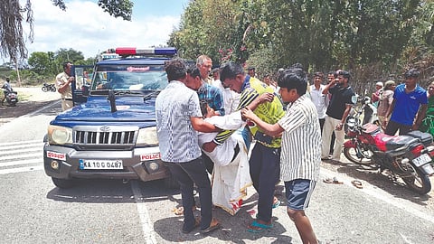 ಗುಂಡ್ಲುಪೇಟೆ ತಾಲೂಕಿನ ತೆರಕಣಾಂಬಿ ಸಮೀಪ ಅಪಘಾತದಲ್ಲಿ ಗಾಯಗೊಂಡವರನ್ನು ಪೊಲೀಸರು ಆಸ್ಪತ್ರೆಗೆ ಕರೆದೊಯ್ಯುತ್ತಿರುವುದು.