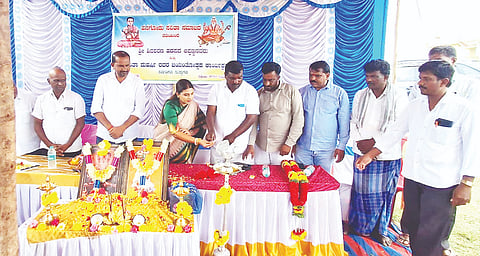 ಹನಗೋಡಿನಲ್ಲಿ ಸವಿತಾ ಸಮಾಜದ ವತಿಯಿಂದ ಆಯೋಜಿಸಿದ್ದ ಶಿವಶರಣ ಹಡಪದ ಅಪ್ಪಣ್ಣ ಹಾಗೂ ಶ್ರೀಸವಿತಾ ಮಹರ್ಷಿ ಜಯಂತ್ಯುತ್ಸವ ಕಾರ್ಯಕ್ರಮವನ್ನು ವರ್ಷಾ ಹರೀಶ್‌ಗೌಡ ಉದ್ಘಾಟಿಸಿದರು. ಎಚ್ ಆರ್ ರಮೇಶ್, ಕಿರಂಗೂರು ಬಸವರಾಜ್, ಮುದುಗನೂರು ಸುಭಾಷ್, ದಾ.ರಾ.ಮಹೇಶ್, ಗೋವಿಂದರಾಜ್, ನಟೇಶ್ ಇದ್ದರು.