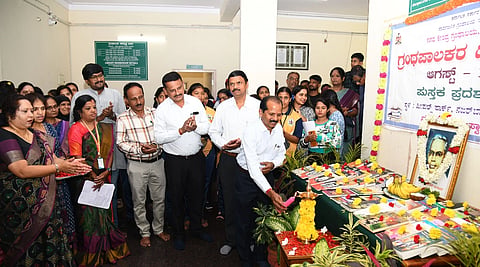 ನಗರ ಕೇಂದ್ರ ಗ್ರಂಥಾಲಯದಿಂದ ಪೀಪಲ್ಸ್ ಪಾರ್ಕ್‌ನ ಗ್ರಂಥಾಲಯದಲ್ಲಿ ಬುಧವಾರ ಆಯೋಜಿಸಿದ್ದ ಗ್ರಂಥಪಾಲಕರ ದಿನಾಚರಣೆಯಲ್ಲಿ ಎಂ.ಚಂದ್ರಶೇಖರ್, ಅಂಶಿ ಪ್ರಸನ್ನಕುಮಾರ್, ಬಿ.ಮಂಜುನಾಥ್, ಜಿ.ಆನಂದ್, ರಾಖಿ ಚೆನ್ನಬಸವಣ್ಣ ಇತರರು ಇದ್ದರು.