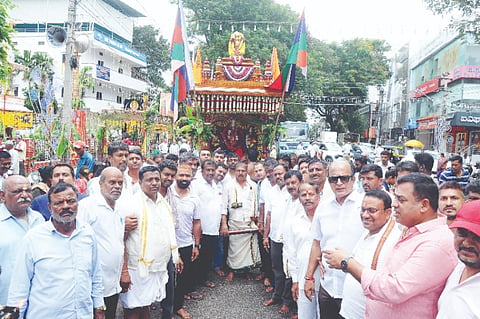 ಕೆ.ಜಿ.ಕೊಪ್ಪಲು-ಜಯನಗರದ ಶ್ರೀ ಆದಿಶಕ್ತಿ ಬಂದಂತಮ್ಮ ಮತ್ತು ಶ್ರೀ ಕಾಳಮ್ಮ ದೇವಾಲಯದ 23ನೇ ವರ್ಷದ ಬ್ರಹ್ಮರಥೋತ್ಸವ ಶನಿವಾರ ಜರುಗಿತು. ಕೊಪ್ಪಲ್ ರಾಜಣ್ಣ, ಪಿ.ಮಹದೇವಪ್ಪ, ಪಿ.ನಾಗೇಂದ್ರ, ಶ್ರೀನಿವಾಸ್, ರಮೇಶ್, ರಾಜು, ಬಾಲು, ದೇವಪ್ಪ, ನಾಗಣ್ಣ ಇತರರು ಇದ್ದರು.