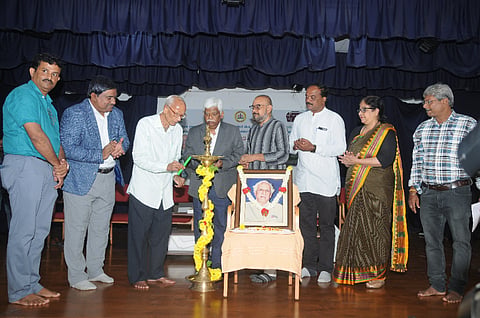   ಸಂಗೀತ ವಿಶ್ವವಿದ್ಯಾಲಯದಲ್ಲಿ ಮಂಗಳವಾರ ಆಯೋಜಿಸಿದ್ದ  ಕಾರ್ಯಕ್ರಮದಲ್ಲಿ ಪ್ರೊ.ಕ.ವೆಂ.ರಾಜಗೋಪಾಲ ಅವರಿಗೆ ಸಂಬಂಧಿಸಿದ ಕೃತಿಗಳನ್ನು ಬಿಡುಗಡೆಗೊಳಿಸಲಾಯಿತು. ಪ್ರೊ.ಟಿ.ವಿ. ವೆಂಕಟಾಚಲಶಾಸ್ತ್ರಿ, ಪ್ರೊ.ಕೆ.ರಾಮಕೃಷ್ಣಯ್ಯ, ಪ್ರೊ.ಎಂ.ಜಿ.ಮಂಜುನಾಥ, ಕೆ.ಆರ್.ನಂದಿನಿ,  ಡಾ.ಮುರಳಿ ಕೂಡ್ಲೂರು ಇತರರಿದ್ದರು.