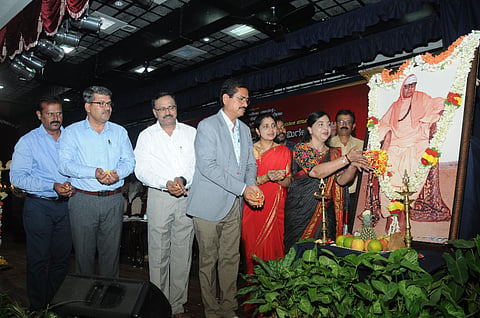 ಗಣ್ಯರು ಡಾ.ಶ್ರೀ ಶಿವರಾತ್ರಿ ರಾಜೇಂದ್ರ ಸ್ವಾಮೀಜಿ ಅವರ ಭಾವಚಿತ್ರಕ್ಕೆ ಪುಷ್ಪ ನಮನ ಸಲ್ಲಿಸಿದರು. ಪ್ರೊ.ಎ.ಪಿ.ಜ್ಞಾನಪ್ರಕಾಶ್, ಬಿ.ಎನ್.ವೀಣಾ, ಡಾ.ಕುಮಾರ ಬೆಳಲೆ, ಡಾ.ಆರ್.ಎಚ್.ಪವಿತ್ರಾ, ಡಾ.ರೇಚಣ್ಣ, ಗುರುಪಾದಸ್ವಾಮಿ, ಆರ್.ಎಸ್. ಕುಮಾರ್ ಇದ್ದರು.