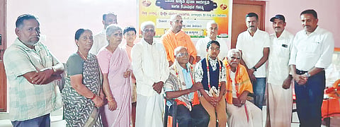 ಅಖಿಲ ಭಾರತ ವೀರಶೈವ ಮಹಾಸಭಾ, ತೊರೆನೂರು ವಿರಕ್ತ ಮಠದ ಸಹಯೋಗದಲ್ಲಿ ಮಠದ ಆವರಣದಲ್ಲಿ ಹುಣ್ಣಿಮೆ ಅಂಗವಾಗಿ ಹಮ್ಮಿಕೊಂಡಿದ್ದ ಕಾರ್ಯಕ್ರಮದಲ್ಲಿ ಎಂ.ಎನ್.ಕುಮಾರಸ್ವಾಮಿ, ಸೀಬಳ್ಳಿ ಸೋಮಶೇಖರ್ ಅವರನ್ನು ಸನ್ಮಾನಿಸಲಾಯಿತು. ಎಚ್.ವಿ.ಶಿವಪ್ಪ, ಶಾಂಬಶಿವಯ್ಯ, ಕೆ.ಎಸ್.ಮೂರ್ತಿ ಇತರರಿದ್ದರು.