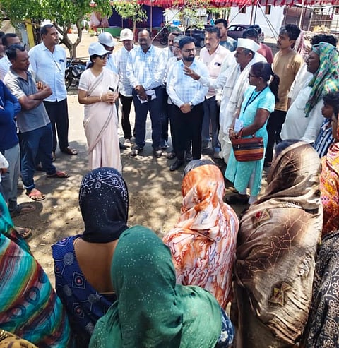ಔರಾದ್​ ತಾಲೂಕಿನ ಎಕಲಾರ ತಾಂಡಾದಲ್ಲಿ ಶನಿವಾರ ಡಿಸಿ ಶಿಲ್ಪಾ ಶರ್ಮಾ ನೀರಿನ ಸಮಸ್ಯೆ ಬಗ್ಗೆ ಪರಿಶೀಲಿಸಿದರು. ತಹಸೀಲ್ದಾರ್​ ಮಹೇಶ ಪಾಟೀಲ, ತಾಪಂ ಎಡಿ ಶಿವಕುಮಾರ ಘಾಟೆ, ಗ್ರಾಮೀಣ ಕುಡಿಯುವ ನೀರು ಮತ್ತು ನೈರ್ಮಲ್ಯ ಇಲಾಖೆ ಸಹಾಯಕ ನಿರ್ದೇಶಕ ಮಾರುತಿ ರಾಠೋಡ್​, ೇತ್ರ ಶಿಕ್ಷಣಾಧಿಕಾರಿ ಪ್ರಕಾಶ ರಾಠೋಡ್​, ಗಜಾನನ ಮಳ್ಳಾ, ಕಲ್ಪನಾ ಪಾಟೀಲ, ಇತರರಿದ್ದರು.