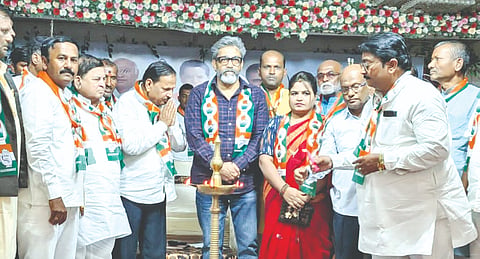 ಔರಾದ್​ನ ಸಾಯಿ ಬಾಬಾ ಕಲ್ಯಾಣ ಮಂಟಪದಲ್ಲಿ ಶನಿವಾರ ಆಯೋಜಿದ್ದ ಸಂಘಟನೆ ಸೃಜನ್​ ಅಭಿಯಾನಕ್ಕೆ ಎಐಸಿಸಿ ವೀಕ್ಷಕ ರಾಜೇಶ್​ ಲಿಲೋಥಿಯಾ ಚಾಲನೆ ನೀಡಿದರು. ಪ್ರಮುಖರಾದ ಭೀಮಸೇನರಾವ ಶಿಂಧೆ, ಅರವಿಂದ ಅರಳಿ, ಮೀನಾಕ್ಷಿ ಸಂಗ್ರಾಮ, ರಾಜಕುಮಾರ ಹಲಬುರ್ಗೆ ಆನಂದ ಚವ್ಹಾಣ್​, ದತ್ತು ಮೂಲಗೆ, ಬಸವರಾಜ ನಿಟ್ಟೂರೆ, ಬಾಬು ತಾರೆ, ರಾಮಣ್ಣ ವಡೆಯರ್​, ಬಾಬು ತಾರೆ, ಫೈಯಾಜ್​ ಅಲಿ ಇತರರಿದ್ದರು. 
