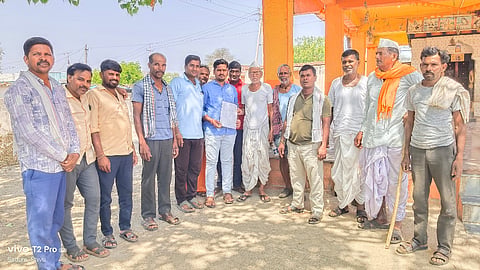 ರಾದ್​ ತಾಲೂಕಿನ ಮಹಾರಾಜವಾಡಿ ಗ್ರಾಮದಲ್ಲಿ ಸರ್ಕಾರಿ ಭೂಮಿಯಲ್ಲಿ ಕೊಳವೆ ಬಾವಿ ತೆಗೆದು ಜನರಿಗೆ ನೀರಿನ ಸಮಸ್ಯೆ ಬಗೆಹರಿಸುವಂತೆ ಗ್ರಾಮಸ್ಥರು ತಹಸೀಲ್ದಾರ್​ ಅವರಿಗೆ ಬರೆದ ಮನವಿಪತ್ರವನ್ನು ಪಿಡಿಒ ದಿನೇಶ ರಡ್ಡಿ ಅವರಿಗೆ ಸಲ್ಲಿಸಿದರು. ಸಂದೀಪ ಪಾಟೀಲ್​, ತುಕಾರಾಮ ಬಿರಾದಾರ, ಗೋಪಾಳರಾವ ಬಿರಾದಾರ, ನಾಗನಾಥ ನಿಟ್ಟೂರೆ, ಶಾಂತಪ್ಪ ಅಮಲಾಪುರೆ, ನಾಗಗೊಂಡ ಮೇತ್ರೆ, ಬಸವರಾಜ, ಮಲ್ಲಪ್ಪ ಮೇತ್ರೆ, ಮಕ್ಸೂದ್​, ಬಾಲಾಜಿ ನಿಟ್ಟೂರೆ, ಧನರಾಜ ಮಾಲೇಕರ್​ ಇತರರಿದ್ದರು. 