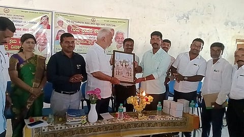  ಕೊಣನೂರು ಪಿಎಂಶ್ರೀ  ಶಾಲೆಯಲ್ಲಿ ಏರ್ಪಡಿಸಿದ್ದ ಕಾರ್ಯಕ್ರಮದಲ್ಲಿ ಶಾಸಕ ಎ. ಮಂಜು ಅವರಿಗೆ ನೆನಪಿನ ಕಾಣಿಕೆ ನೀಡಲಾಯಿತು. ಕೆ.ಪಿ. ನಾರಾಯಣ, ಮಲ್ಲಿಕಾರ್ಜುನ, ಮೋಹನ್ ಕುಮಾರ್, ದೇವರಾಜು ಇತರರಿದ್ದರು. 