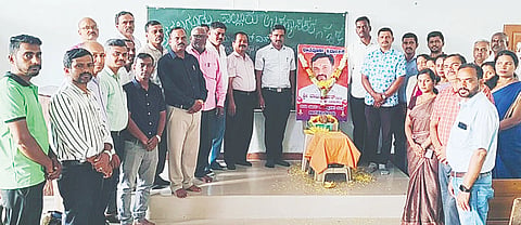 ಅರಕಲಗೂಡಿನ ದೊಡ್ಡಮಗ್ಗೆ ಸರ್ಕಾರಿ ಪದವಿ ಪೂರ್ವ ಕಾಲೇಜಿನ ಆಂಗ್ಲ ಭಾಷಾ ಉಪನ್ಯಾಸಕ ಬಾಬುವರ್ಧನ್ ಅವರ ನಿಧನದ ಹಿನ್ನೆಲೆಯಲ್ಲಿ ಶ್ರದ್ಧಾಂಜಲಿ ಸಲ್ಲಿಸಲಾಯಿತು. ಅನಂತರಾಜು, ಲಕ್ಷ್ಮಣ್, ಗಿರೀಶ್, ಜಯದೇವಪ್ಪ, ಹರಿಶ್ ಇತರರಿದ್ದರು.