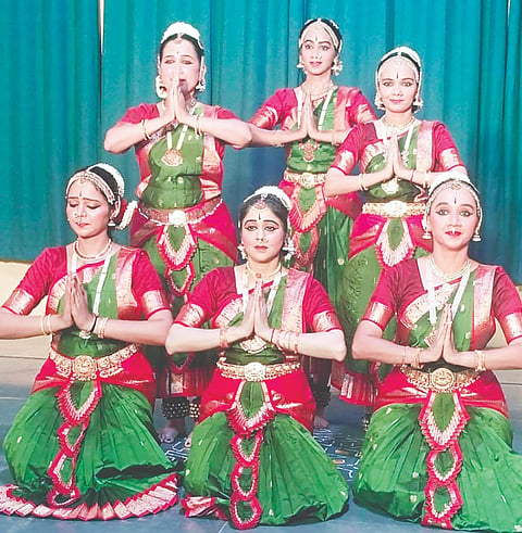 ಅರಕಲಗೂಡು ತಾಲೂಕಿನ ರಾಮನಾಥಪುರದ ಶ್ರೀ ಪಟ್ಟಾಭಿರಾಮ ದೇವಾಲಯದಲ್ಲಿ ಬುಧವಾರ ರಾತ್ರಿ ನಡೆದ ಶ್ರೀರಾಮ ನವಮಿ ಸಂಗೀತೋತ್ಸವದಲ್ಲಿ ಬೆಂಗಳೂರಿನ ನೃತ್ಯಾನ್ವೇಷಣೆಯ ವಿದುಷಿ ಎನ್.ಎಸ್ ಸುಪ್ರಜಾ ಹಾಗೂ ತಂಡದವರು ಭರತನ್ಯಾಟ ನಡೆಸಿಕೊಟ್ಟರು.