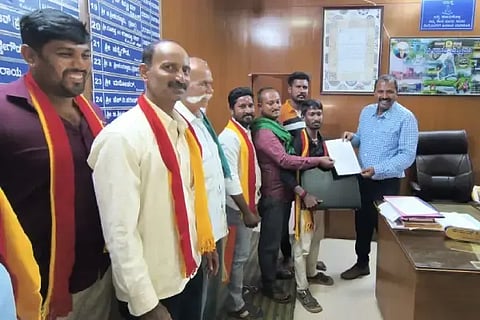 ಭದ್ರಾ ನದಿಗೆ ತ್ಯಾಜ್ಯ ಎಸೆಯುತ್ತಿರುವವರ ವಿರುದ್ಧ ಕ್ರಮ ಜರುಗಿಸುವಂತೆ ಆಗ್ರಹಿಸಿ ಪೌರಾಯುಕ್ತ ಕೆ.ಎನ್.ಹೇಮಂತ್ ಅವರಿಗೆ ಭದ್ರಾ ನದಿ ಸಂರಕ್ಷಾ ಪಡೆಯ ತೀರ್ಥೇಶ್, ನಾಗರಾಜ್, ಹರೀಶ್, ಜಯಣ್ಣ ಇತರರು ಮನವಿ ಸಲ್ಲಿಸಿದರು.