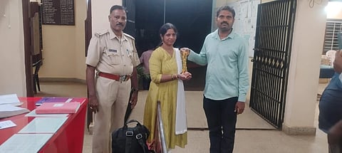 ಭಟ್ಕಳದಲ್ಲಿ ಆಟೋದಲ್ಲಿ ಬಿಟ್ಟು ಹೋಗಿದ್ದ ಕುಮಟಾದ ಸವಿತಾ ಅಂಬಿಗ ಅವರಿಗೆ ಬಂಗಾರದ ಆಭರಣವನ್ನು ಆಟೋ ಚಾಲಕ ತೆಂಗಿನಗುಂಡಿಯ ಮೋಹನ ನಾಯ್ಕ ಮರಳಿ ನೀಡಿದರು. ಮಂಜುನಾಥ ಗೌಡರ ಇದ್ದರು.