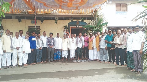 ಬೈಲಹೊಂಗಲದಲ್ಲಿ ಮಳೆಗಾಗಿ ಪ್ರಾರ್ಥಿಸಿ ದಿನವೀಡಿ ಭಕ್ತರು ಭಜನೆ ಮಾಡಿದರು. ಮಲ್ಲಿಕಾರ್ಜುನ ಬೋಳಣ್ಣವರ, ಪಾಂಡಪ್ಪ ಇಂಚಲ ಇತರರಿದ್ದರು.