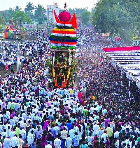 ಸುಕ್ಷೇತ್ರ ಇಂಚಲ ಶ್ರೀ ಶಿವಯೋಗೀಶ್ವರ ಸಾಧು ಸಂಸ್ಥಾನ ಮಠದ ಜಾತ್ರಾ ಮಹೋತ್ಸವ ನಿಮಿತ್ತ ಶಿವಯೋಗೀಶ್ವರರ ಮಹಾರಥೋತ್ಸವ ವಿಜೃಂಭಣೆಯಿಂದ ಜರುಗಿತು.