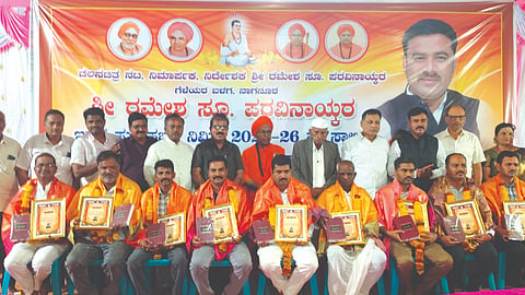 ನಾಗನೂರು ಗ್ರಾಮದಲ್ಲಿ ಚಿತ್ರನಟ ರಮೇಶ ಪರವಿನಾಯ್ಕರ ಜನ್ಮದಿನೋತ್ಸವ ಕಾರ್ಯಕ್ರಮದಲ್ಲಿ ಸಾಧಕರನ್ನು ಸನ್ಮಾನಿಸಲಾಯಿತು. ಡಾ.ತೋಂಟದ ಸಿದ್ಧರಾಮ ಸ್ವಾಮೀಜಿ, ಈಶ್ವರ ಹೋಟಿ ಇತರರಿದ್ದರು.