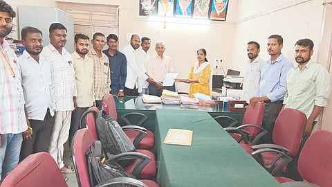 ವಿವಿಧ ಬೇಡಿಕೆ ಈಡೇರಿಕೆಗೆ ಆಗ್ರಹಿಸಿ ಪರವಾನಗಿ ಪಡೆದ ಭೂ ಮಾಪಕರು ಬೈಲಹೊಂಗಲದಲ್ಲಿ ತಪಾಸಕ ಮಹಾಂತೇಶ ಬುರ್ಲಬುಡ್ಡಿಮಠ, ತಪಾಸಕಿ ಸವಿತಾ ಮೇಲಿನಮನಿಗೆ ಮನವಿ ಸಲ್ಲಿಸಿದರು. ಮೊಹಮ್ಮದ್​ಸೊಯಿಲ್​ ಮಿರ್ಜಾ ಇತರರಿದ್ದರು.