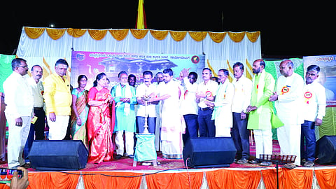 ವಕ್ಕುಂದ ಗ್ರಾಮದಲ್ಲಿ ತಿರುಳ್ಗನ್ನಡ ನಾಡು ಉತ್ಸವವನ್ನು ಮಾಜಿ ಶಾಸಕ ಡಾ.ವಿಶ್ವನಾಥ ಪಾಟೀಲ ಉದ್ಘಾಟಿಸಿದರು. ಮಹಾಂತಯ್ಯಶಾಸಿ ಆರಾದ್ರಿಮಠ, ವೈ.ಎಂ.ಯಾಕೊಳ್ಳಿ, ರೋಹಿಣಿ ಪಾಟೀಲ ಇತರರಿದ್ದರು.