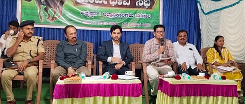 ಬೆಳವಡಿ ಮಲ್ಲಮ್ಮ ಉತ್ಸವ 2026ರ ಪೂರ್ವಭಾವಿ ಸಭೆಯಲ್ಲಿ ಶಾಸಕ ಮಹಾಂತೇಶ ಕೌಜಲಗಿ, ಡಿಸಿ ಮೊಹಮ್ಮದ್​ ರೋಷನ್​, ಎಸಿ ಪ್ರವಿಣ ಜೆನ, ವಿದ್ಯಾವತಿ ಭಜಂತ್ರಿ, ಚಂದ್ರಶೇಖರ ಕಾರಿಮನಿ ಇತರರಿದ್ದರು.
