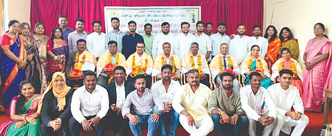 ಬೈಲಹೊಂಗಲ ಕೆಆರ್​ಸಿಇಎಸ್​ ಎಚ್​.ವಿ.ಕೌಜಲಗಿ ಕಾನೂನು ಮಹಾವಿದ್ಯಾಲಯದಲ್ಲಿ ಅಂತಿಮ ವರ್ಷದ ಕಾನೂನು ವಿದ್ಯಾರ್ಥಿಗಳನ್ನು ಬೀಳ್ಕೊಡಲಾಯಿತು. ಡಾ.ವಿಶ್ವನಾಥ ಪಾಟೀಲ, ದೀಪಕ ಸಂಗೊಳ್ಳಿ, ಶಿರೀಷ ತುಡವೇಕರ, ಶೇಖರಗೌಡಾ ಪಾಟೀಲ ಇತರರಿದ್ದರು.