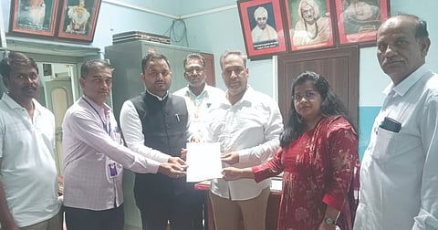ಬೈಲಹೊಂಗಲ ನಗರದಲ್ಲಿ ಮತದಾರರ ಪಟ್ಟಿ ವಿಶೇಷ ತೀವ್ರ ಪರಿಷ್ಕರಣೆ ಮಾಹಿತಿ ನಮೂನೆ ವಿತರಿಸಲಾಯಿತು. ಬಸವರಾಜ ಕೌಜಲಗಿ, ಸದಾಶಿವ ಮಕ್ಕೋಜಿ, ಭಾಗ್ಯಶ್ರೀ ಹುಗ್ಗಿ, ರಮೇಶ ಹಿಟ್ಟಣಗಿ ಇತರರಿದ್ದರು.