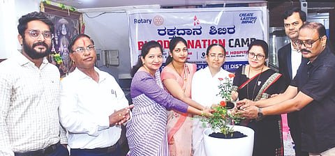 ಭಾಲ್ಕಿಯ ತಳವಾಡೆ ಆಸ್ಪತ್ರೆಯಲ್ಲಿ ತಾಲೂಕು ರೋಟರಿ ಕ್ಲಬ್​ ವತಿಯಿಂದ ಆಯೋಜಿಸಿದ್ದ ರಕ್ತದಾನ ಶಿಬಿರಕ್ಕೆ ಬ್ರಹ್ಮಕುಮಾರಿ ರಾಧಾ ಬಹನಜೀ ಚಾಲನೆ ನೀಡಿದರು. ಡಾ.ಶೈಲಜಾ ತಳವಾಡೆ, ಡಾ.ಶಶಿಕಾಂತ ಭೂರೆ, ಅಶೋಕ ರಾಜೋಳೆ ಇತರರಿದ್ದರು.