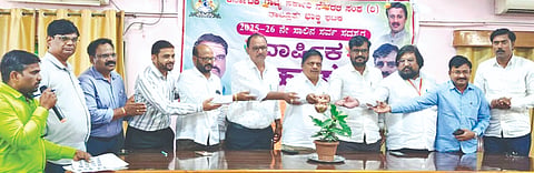 ಭಾಲ್ಕಿಯ ತಾಲೂಕು ಪಂಚಾಯಿತಿ ಸಭಾಂಗಣದಲ್ಲಿ ಶನಿವಾರ ಆಯೋಜಿಸಿದ್ದ ತಾಲೂಕು ಸರ್ಕಾರಿ ನೌಕರರ ಸಂಘದ ವಾರ್ಷಿಕ ಮಹಾಸಭೆಯನ್ನು  ಇಒ ಸೂರ್ಯಕಾಂತ ಬಿರಾದಾರ್​ ಉದ್ಘಾಟಿಸಿದರು. ಚಂದ್ರಶೇಖರ ಬನ್ನಾಳೆ,  ರಾಜಪ್ಪ ಪಾಟೀಲ್​, ಪ್ರಭು ಡಿಗ್ಗೆ, ಮಾರುತಿ ಜಬನೂರ, ಚಂದ್ರಕಾಂತ ತಳವಾಡೆ ಇತರರಿದ್ದರು.