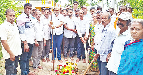 ಬೇಲೂರು ತಾಲೂಕಿನ ಅನುಘಟ್ಟ ಗ್ರಾಪಂ ವ್ಯಾಪ್ತಿಯ ಲಕ್ಷ್ಮೀಪುರ ಗ್ರಾಮದಲ್ಲಿ ಕಾಂಕ್ರೀಟ್ ರಸ್ತೆ ಅಭಿವೃದ್ಧಿ ಕಾಮಗಾರಿಗೆ ಶಾಸಕ ಎಚ್.ಕೆ.ಸುರೇಶ್ ಭೂಮಿಪೂಜೆ ನೆರವೇರಿಸಿದರು. ವಿಕ್ರಂ ಕೌರಿ, ರೇಖಾ ಬಸವರಾಜು, ಲಕ್ಷ್ಮೀಶ, ವಸಂತ ಕುಮಾರ್, ಬಸವರಾಜು ಇತರರಿದ್ದರು.
