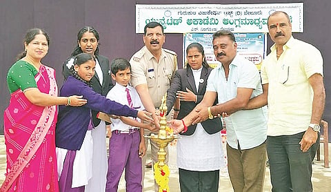  ಬೇಲೂರು ಸಮೀಪದ ಯುನೈಟೆಡ್ ಅಕಾಡೆಮಿ ಶಾಲೆಯಲ್ಲಿ ಆಯೋಜಿಸಿದ್ದ ಉಚಿತ ಕಾನೂನು ಅರಿವು-ನೆರವು ಕಾರ್ಯಕ್ರಮವನ್ನು ಗಣ್ಯರು ಉದ್ಘಾಟಿಸಿದರು.