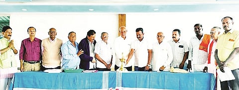ಬೇಲೂರಿನ ಶಿವಕುಮಾರ ಸ್ವಾಮೀಜಿ ಸಮುದಾಯದ ಭವನದಲ್ಲಿ ಆಯೋಜಿಸಿದ್ದ ಸರ್ವ ಸದಸ್ಯರ ಸಭೆಯನ್ನು ಗಣ್ಯರು ಉದ್ಘಾಟಿಸಿದರು. ಮಾ.ಶಿವಮೂರ್ತಿ, ರುದ್ರಯ್ಯ, ಬಿ.ಬಿ.ಶಿವರಾಜ್,  ವಿರೂಪಾಕ್ಷಯ್ಯ, ರೇಣುಕಾ ಆರಾಧ್ಯ, ಲಿಂಗಾರಾಧ್ಯ, ವಿಶ್ವನಾಥಯ್ಯ, ರವಿಕುಮಾರ್ ಇತರರಿದ್ದರು.