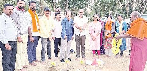 ತೊಳಲು ಗ್ರಾಮದಲ್ಲಿ ಚಾಮುಂಡೇಶ್ವರಿ ವಿದ್ಯುತ್ ಸರಭರಾಜು ನಿಗಮದಿಂದ ವಿಭಾಗೀಯ ಕಚೇರಿ ಕಟ್ಟಡ ನಿರ್ಮಾಣಕ್ಕೆ ಶಾಸಕ ಎಚ್.ಕೆ.ಸುರೇಶ್ ಭೂಮಿ ಪೂಜೆ ನೆರವೇರಿಸಿದರು.ಸಮುನ್, ವಸಂತ ಕುಮಾರ್ ಇತರರಿದ್ದರು.