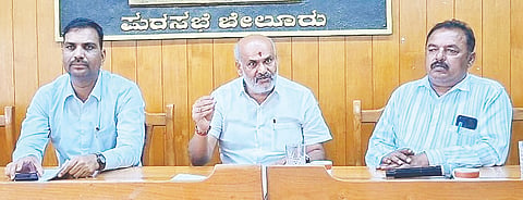 ಪಟ್ಟಣದ ಪುರಸಭೆಯ ವೇಲಾಪುರಿ ಸಭಾಂಗಣದಲ್ಲಿ ಕರೆದಿದ್ದ ಆಶ್ರಯ ಸಮಿತಿ ಸಭೆಯಲ್ಲಿ ಶಾಸಕ ಎಚ್.ಕೆ.ಸುರೇಶ್ ಮಾತನಾಡಿದರು. ಅಕ್ರಂಷರೀಫ್, ಇಕ್ಬಾಲ್, ಬಸವರಾಜು ಶಿಗ್ಗಾವಿ, ರೇವಣ್ಣ ಇತರರಿದ್ದರು.
