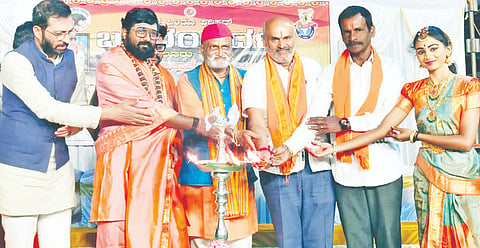 ವಿಶ್ವ ಹಿಂದು ಪರಿಷತ್, ಬಜರಂಗ ದಳದಿಂದ ದತ್ತಮಾಲಾ ಅಭಿಯಾನ ಮತ್ತು ದತ್ತ ಜಯಂತಿ ಮಹೋತ್ಸವದ ಅಂಗವಾಗಿ ಆಯೋಜಿಸಿದ್ದ ಧಾರ್ಮಿಕ ಸಭೆಯನ್ನು ಗಣ್ಯರು ಉದ್ಘಾಟಿಸಿದರು. 