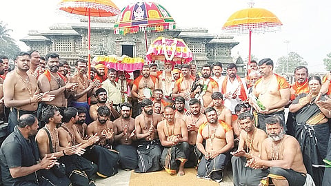 ಶ್ರೀ ಅಯ್ಯಪ್ಪಸ್ವಾಮಿ ದೇಗುಲದ 8 ನೇ ವರ್ಷದ ವಾರ್ಷಿಕೋತ್ಸವ ಹಾಗೂ ಪಡಿ ಪೂಜೆ ಅಂಗವಾಗಿ ದೇವರ ತಿರುವಾಭರಣವನ್ನು ಚನ್ನಕೇಶವಸ್ವಾಮಿ ದೇಗುಲದಲ್ಲಿ ಪೂಜೆ ಸಲ್ಲಿಸಿ, ನಂತರ ಮೆರವಣಿಗೆಯಲ್ಲಿ ಕೊಂಡೊಯ್ಯಲಾಯಿತು.